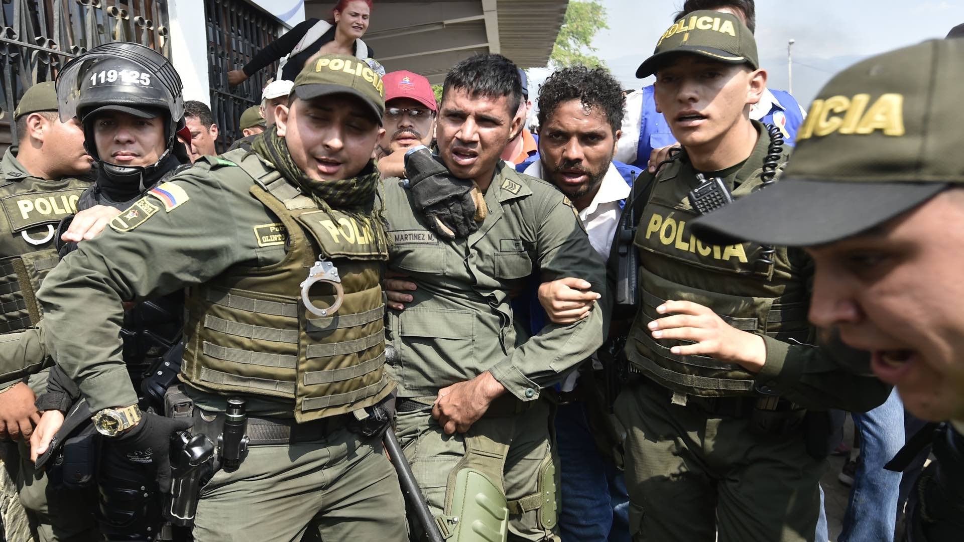 Un centenar de uniformados venezolanos han desertado para apoyar el paso de la ayuda humanitaria