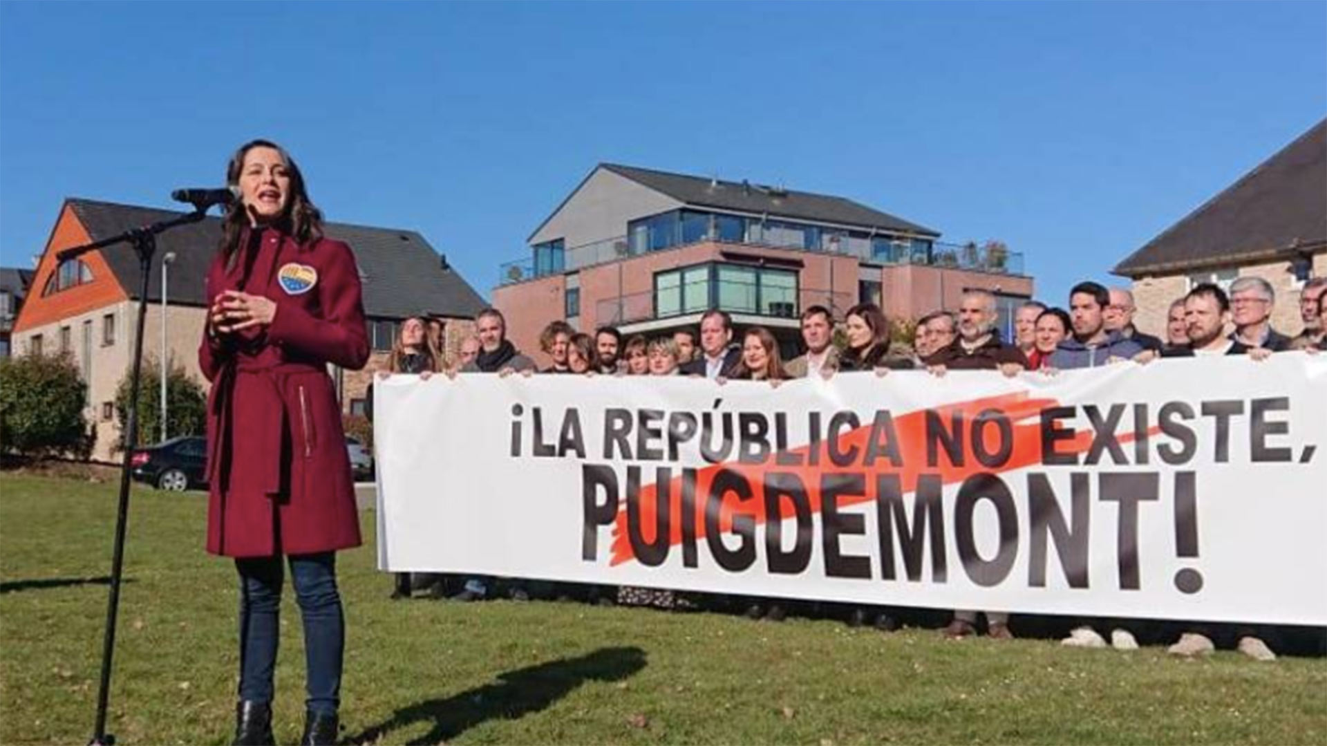 Arrimadas a Puigdemont en Waterloo: "Deje de abrir chiringuitos como este por todo el mundo y abra el Parlament con normalidad"