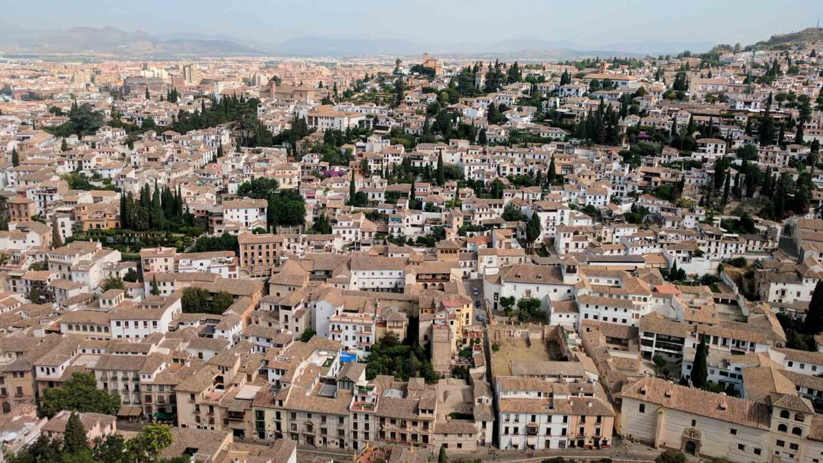 Detenidos tres hombres en Granada por una agresión sexual a dos menores en un pub