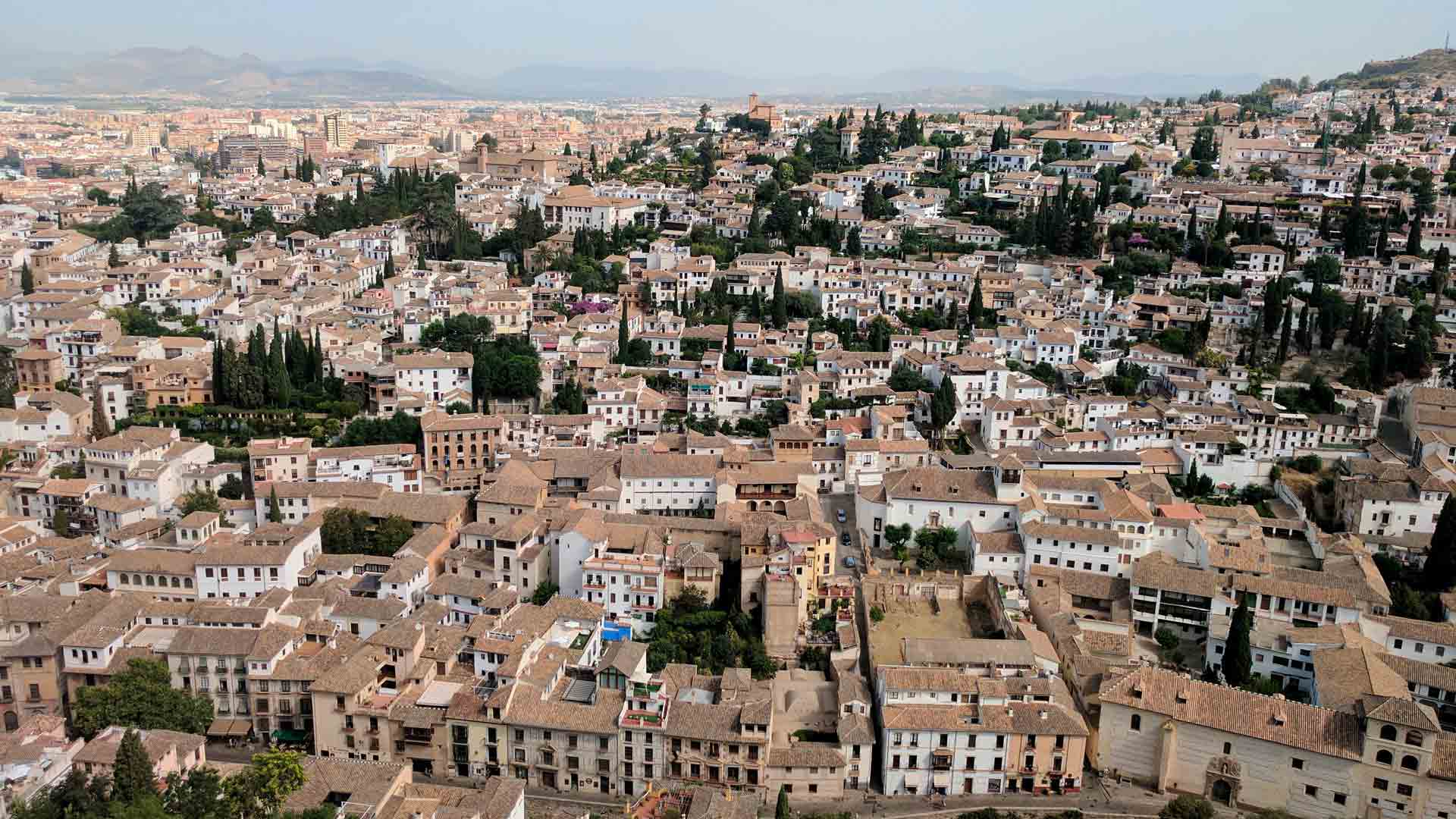 Detenidos tres hombres en Granada por una agresión sexual a dos menores en un pub