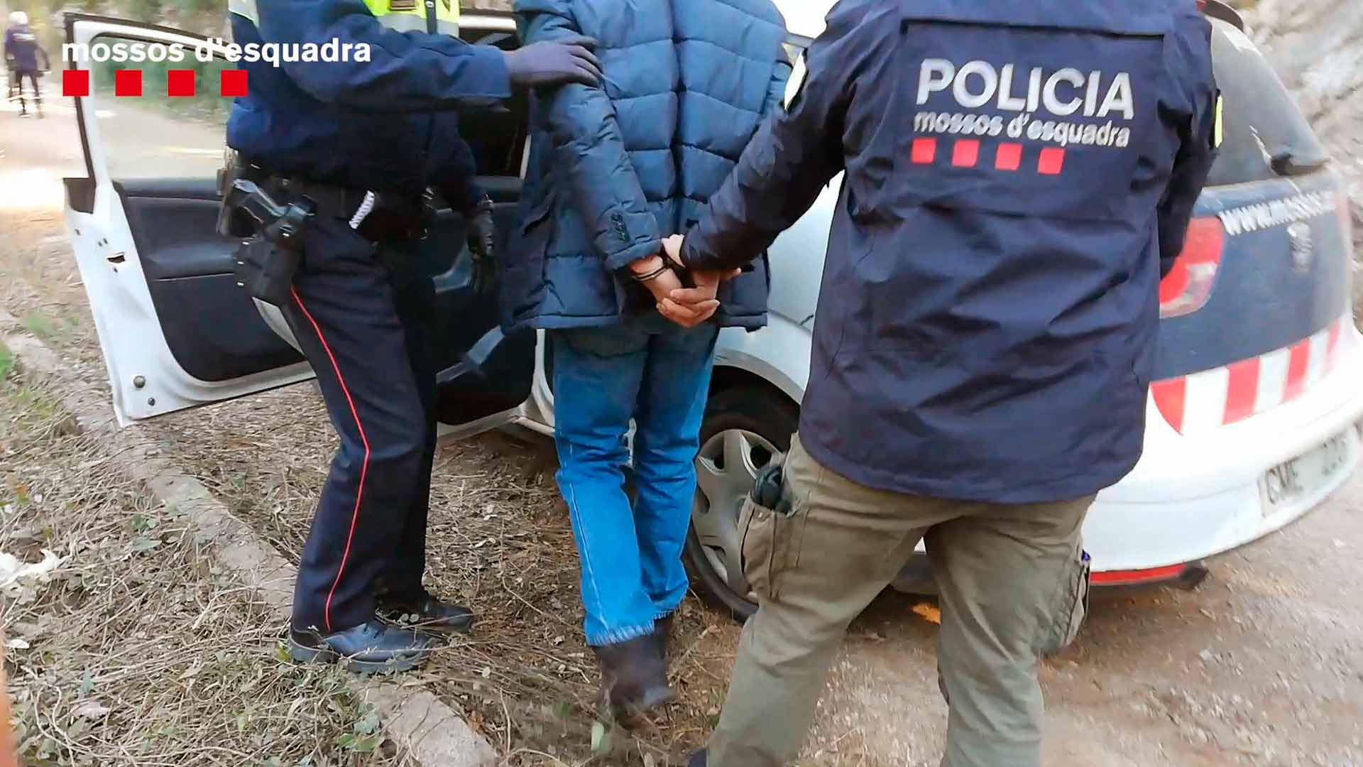 Detenido en Barcelona un ladrón contorsionista mientras consultaba el horóscopo