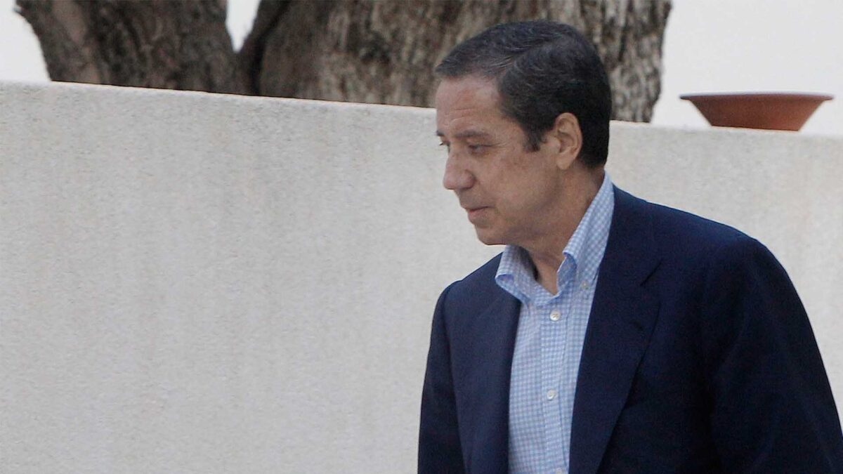 Eduardo Zaplana recibe el alta y abandona el hospital La Fe