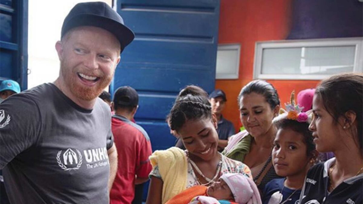 El actor de Modern Family Jesse Tyler Ferguson cocina para migrantes venezolanos en Colombia