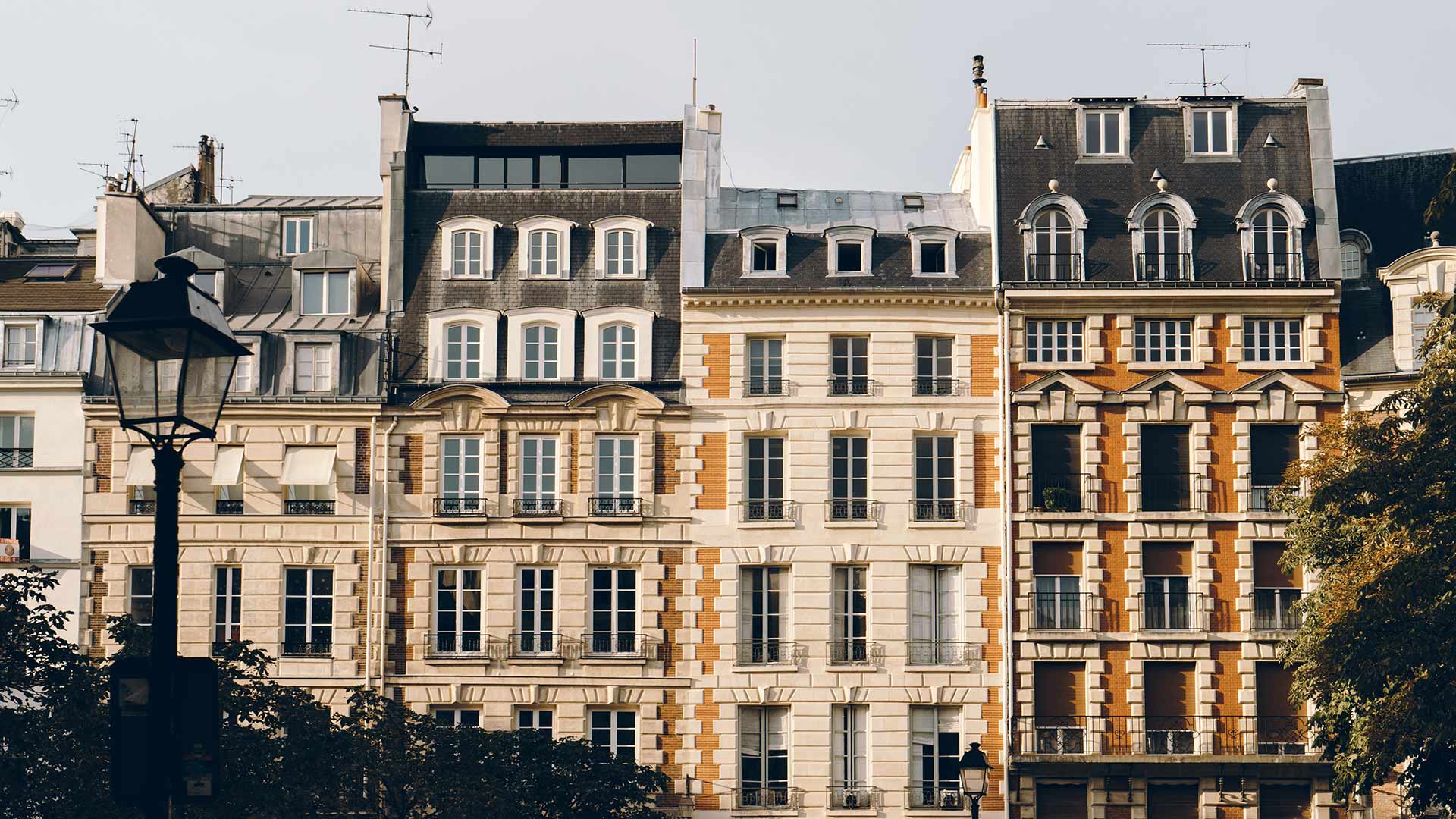 El Ayuntamiento de París reclama 12,5 millones de euros a Airbnb por "no respetar la ley"