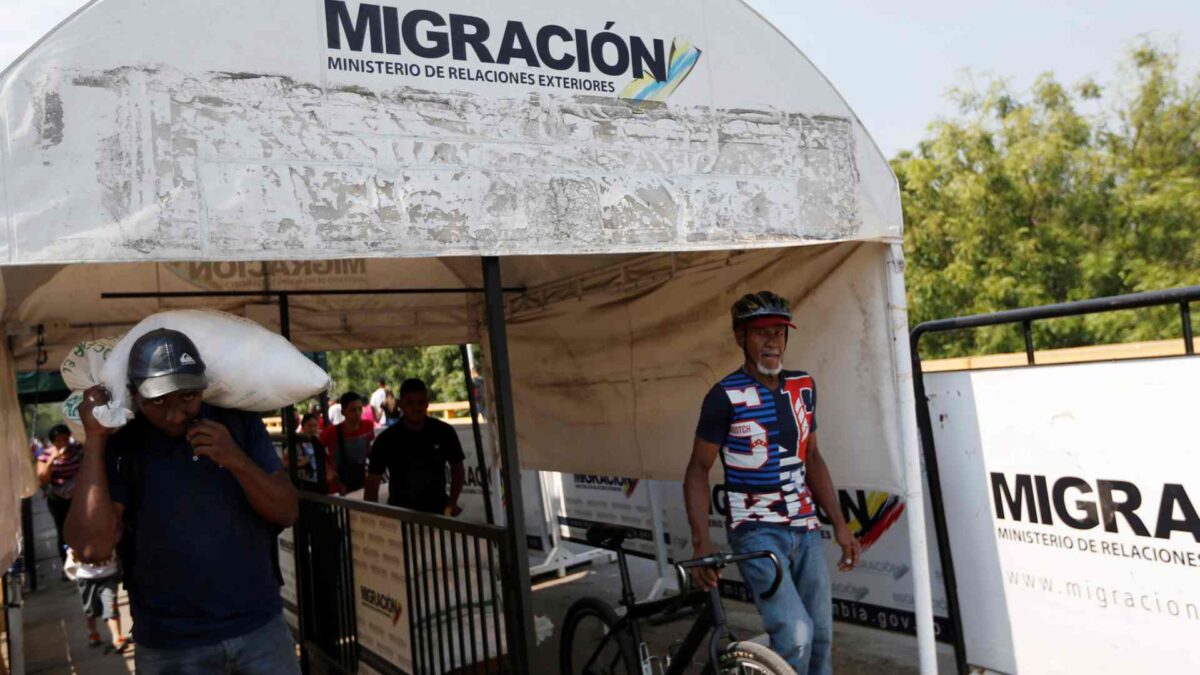 El chavismo reparte medicinas y alimentos en la frontera venezolana como desafío a las demandas de ayuda