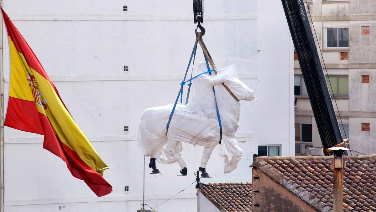 El Ministerio de Justicia pide a 656 ayuntamientos que retiren los vestigios franquistas