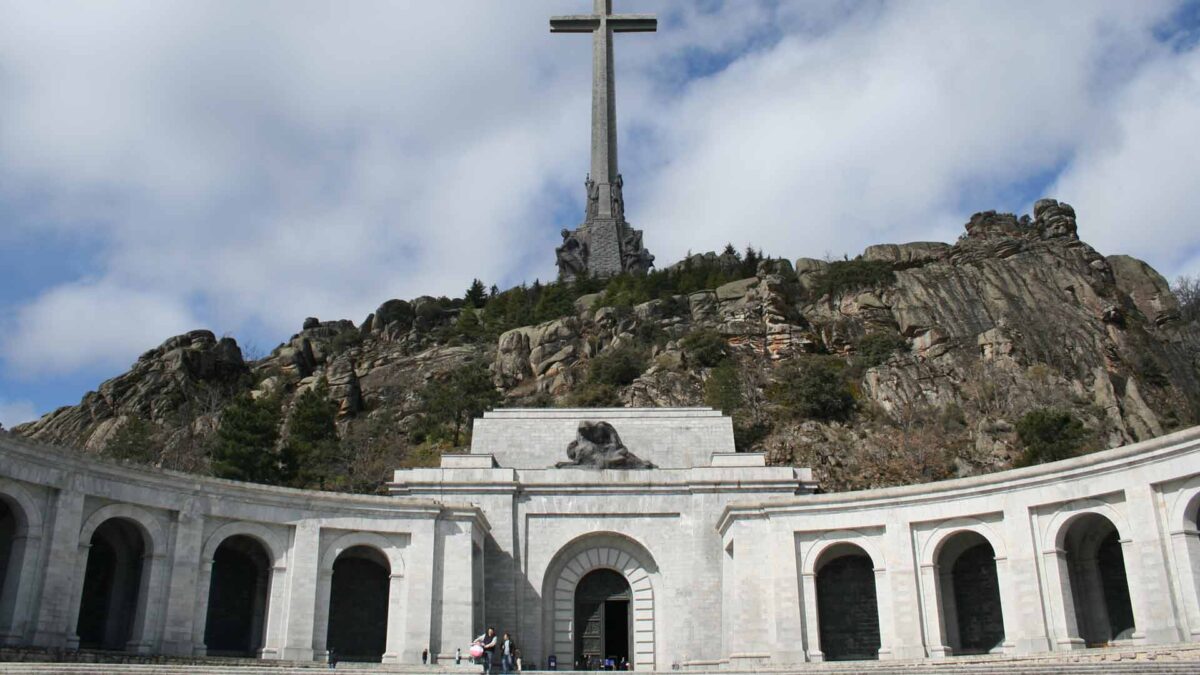 El prior del Valle de los Caídos dice que «no se llevarán a Franco» porque «el templo es inviolable»