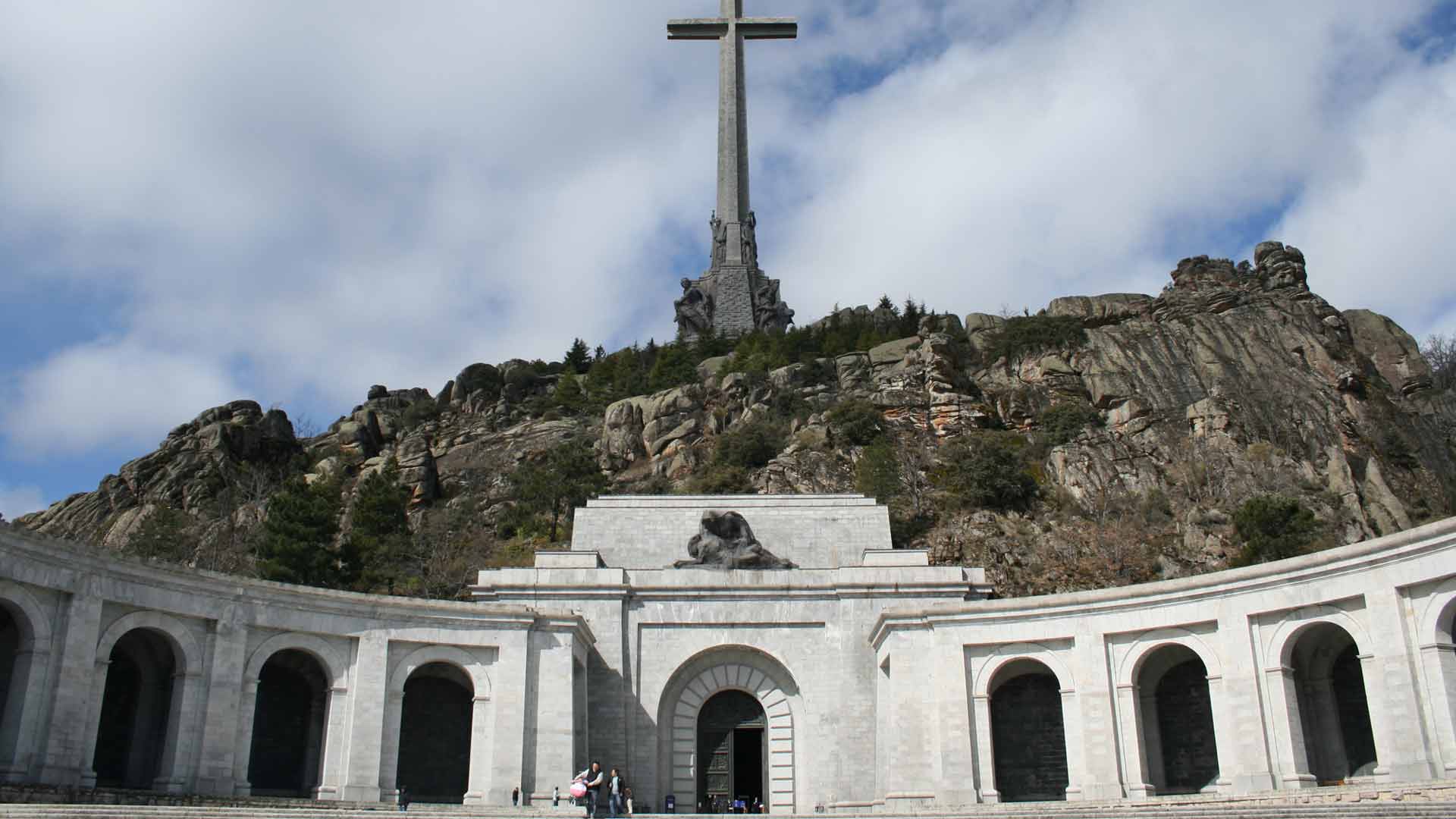 El prior del Valle de los Caídos dice que "no se llevarán a Franco" porque "el templo es inviolable"