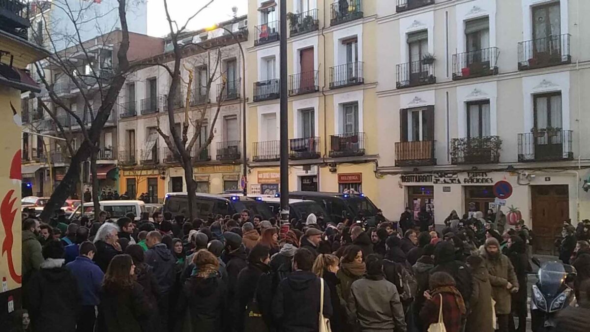 En menos de un minuto: cuatro familias, entre las que hay un bebé de un mes y una persona discapacitada, desahuciadas en Madrid a pesar de la prohibición de la ONU