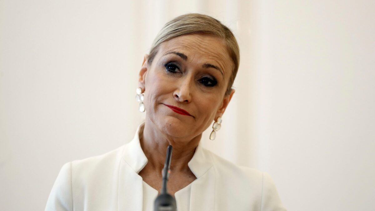 En menos de un minuto: La Fiscalía pide tres años de cárcel para Cifuentes por «inducir» a falsificar el acta de defensa de su TFM