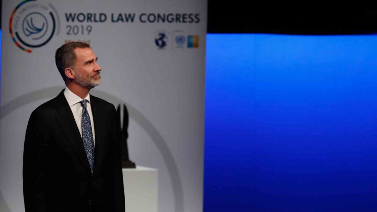 Felipe VI advierte de que no es admisible apelar a una supuesta democracia por encima del Derecho