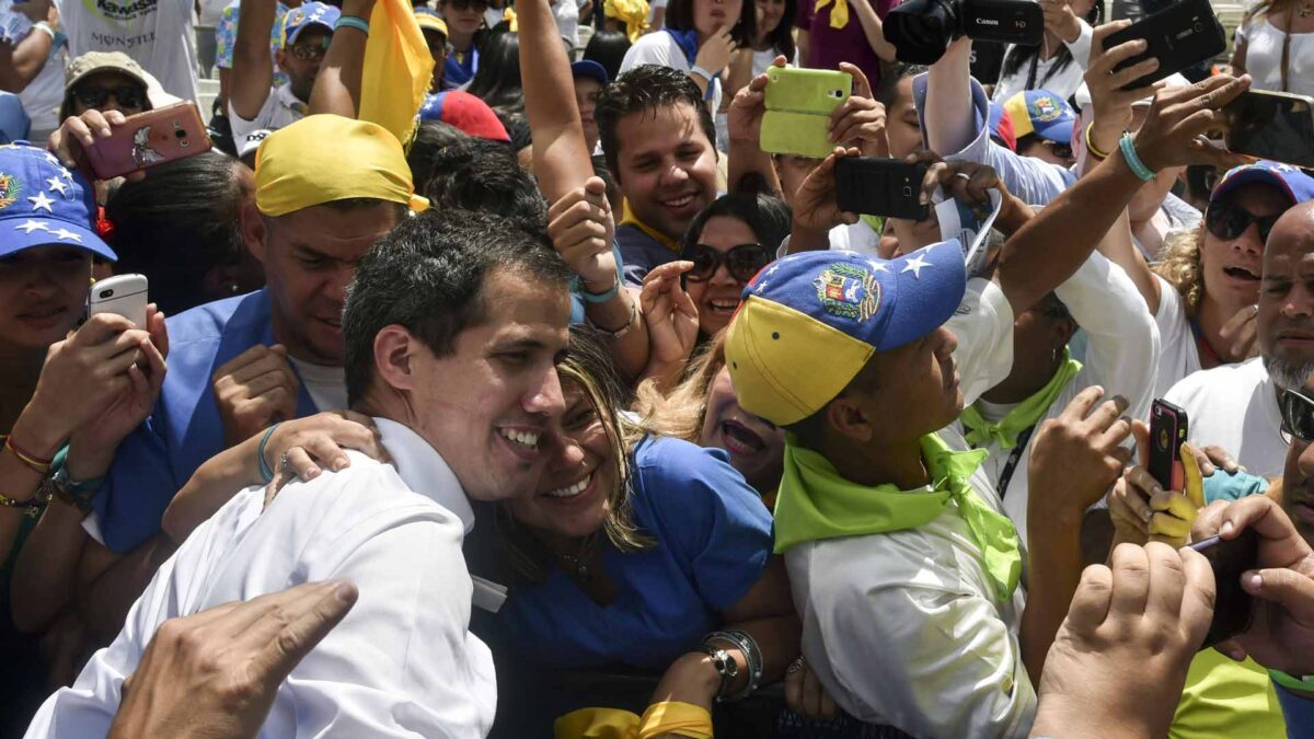 Guaidó juramenta a voluntarios para la ayuda humanitaria y anuncia movilizaciones para el 23 de febrero