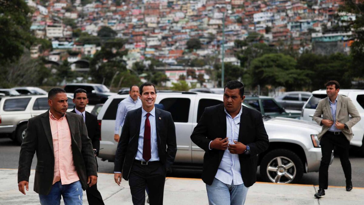 Guaidó apela a los militares para que permitan la entrada de ayuda humanitaria en Venezuela