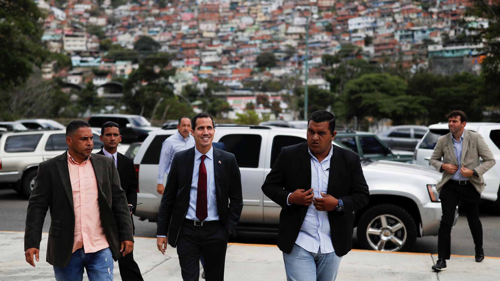 Guaidó apela a los militares para que permitan la entrada de ayuda humanitaria en Venezuela