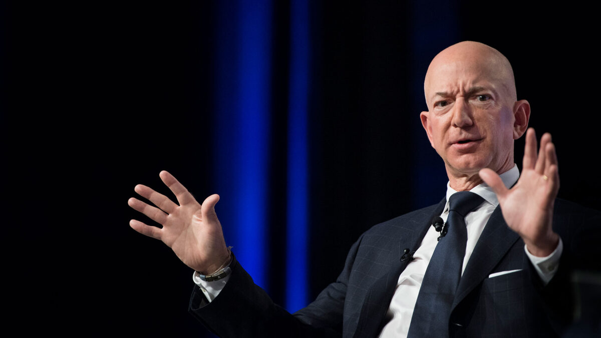 Jeff Bezos acusa a un medio afín a Trump de extorsionarlo con fotos íntimas