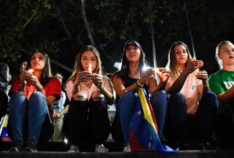Jóvenes venezolanos recuerdan a los muertos en las protestas contra Maduro