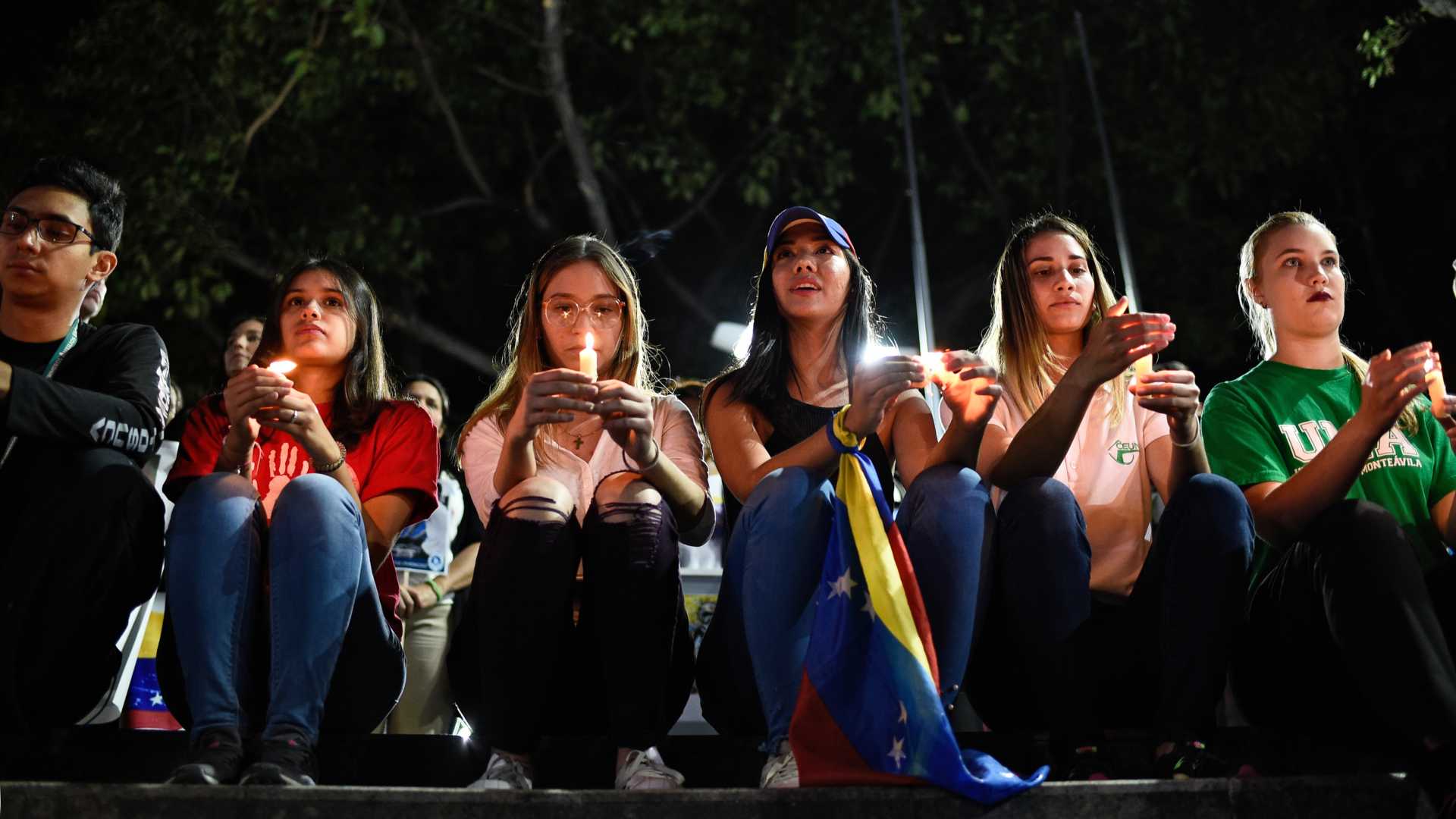 Jóvenes venezolanos recuerdan a los muertos en las protestas contra Maduro