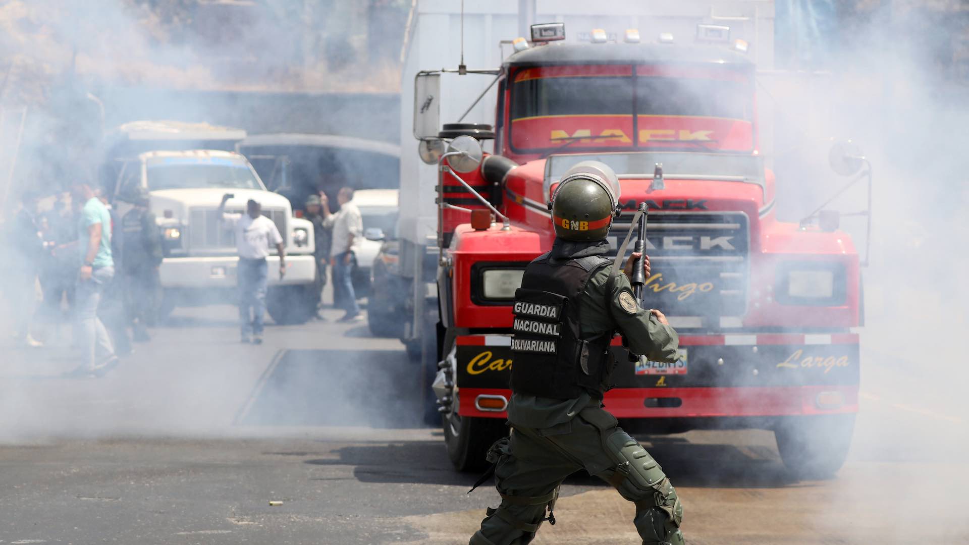La Guardia Nacional venezolana trata de bloquear la caravana de diputados en su ruta hacia Cúcuta