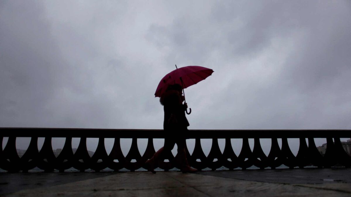 La borrasca Helena llega a España con fuertes vientos y mantiene a Galicia en alerta roja