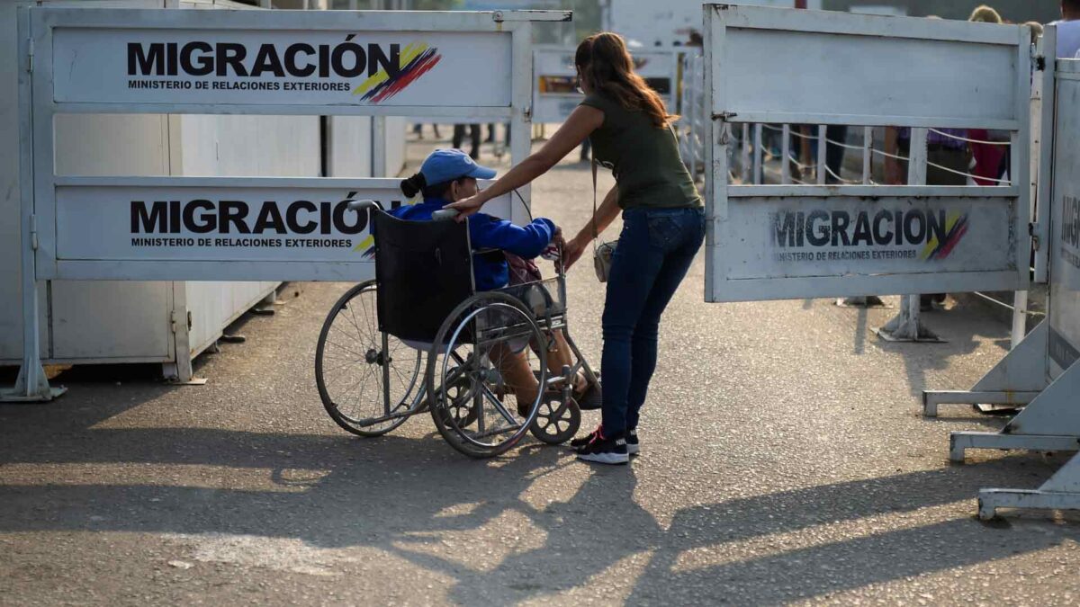 Guaidó desafía a Maduro y coordina la entrada de ayuda humanitaria a Venezuela