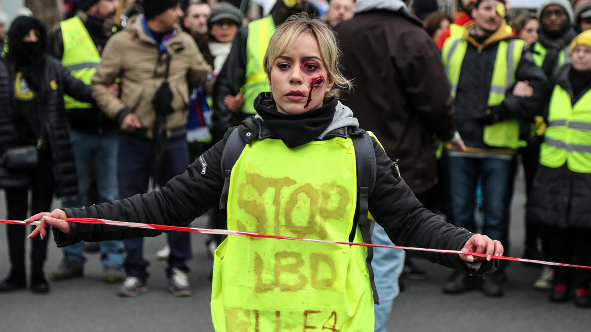 Los chalecos amarillos protestan en Francia contra la violencia policial