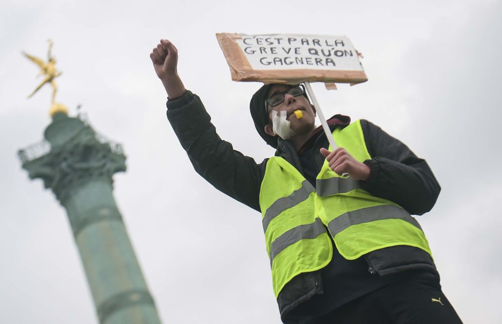 Los chalecos amarillos protestan en Francia contra la violencia policial 1