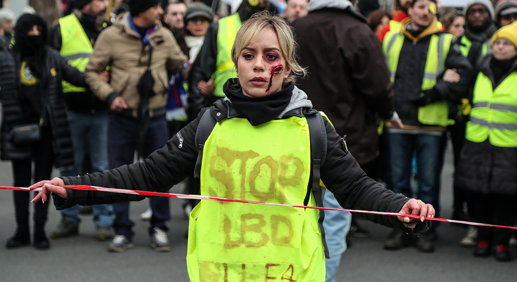 Los chalecos amarillos protestan en Francia contra la violencia policial
