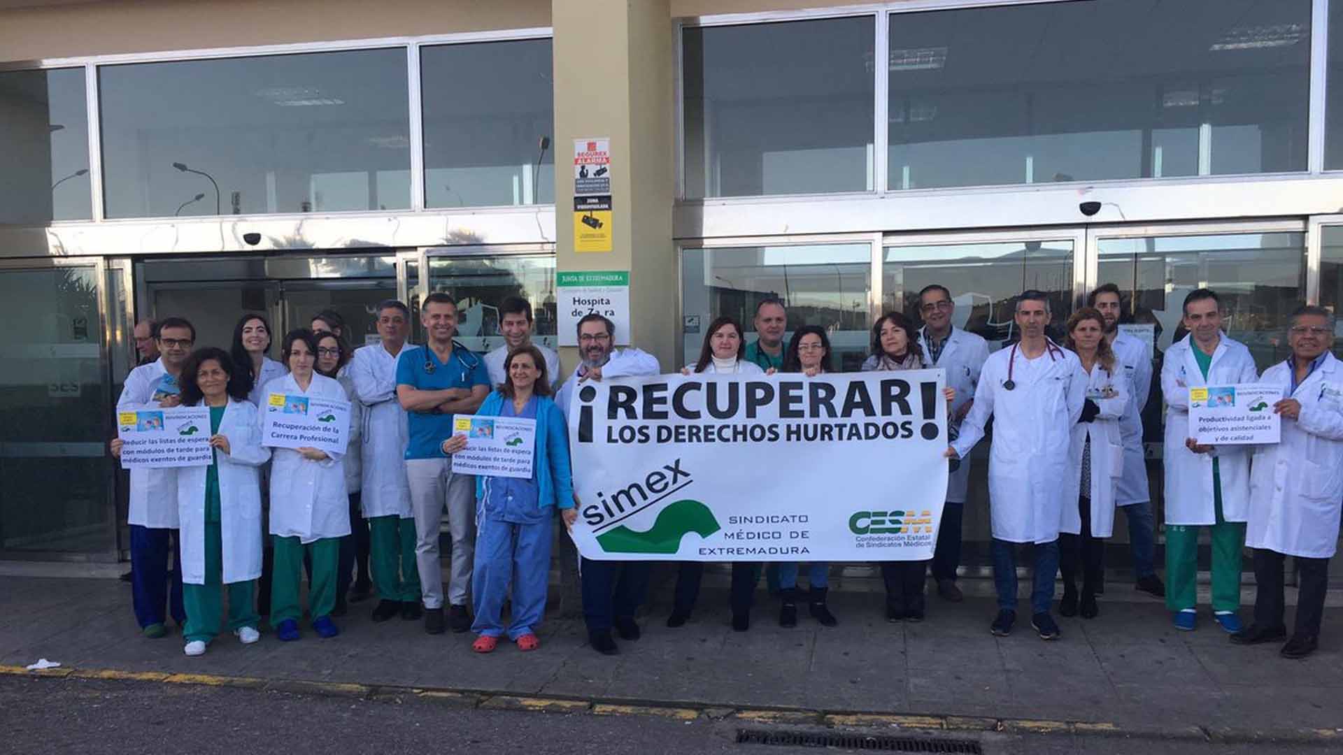 Los médicos protestan ante los centros de salud por la situación de la Atención Primaria