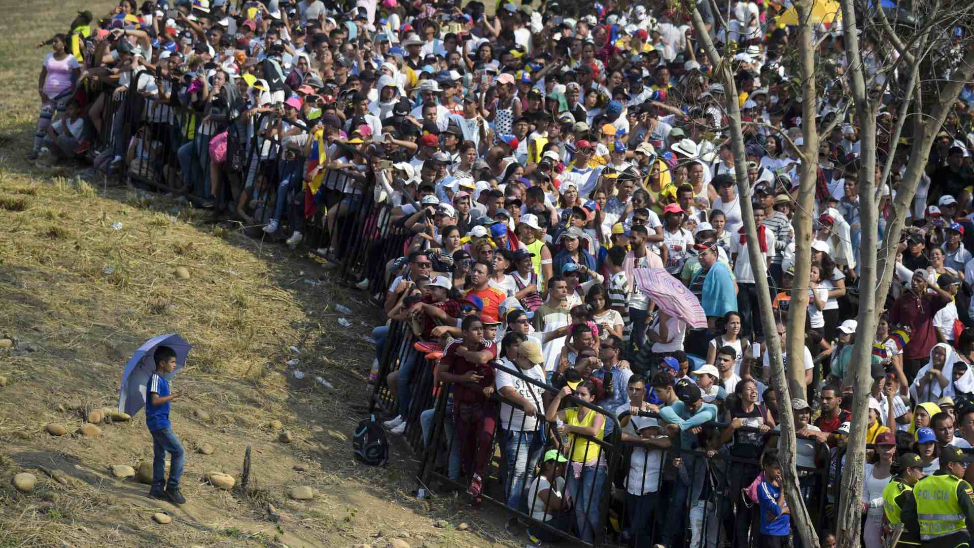 Maduro cierra «totalmente» la frontera con Colombia para evitar la entrada de ayuda humanitaria