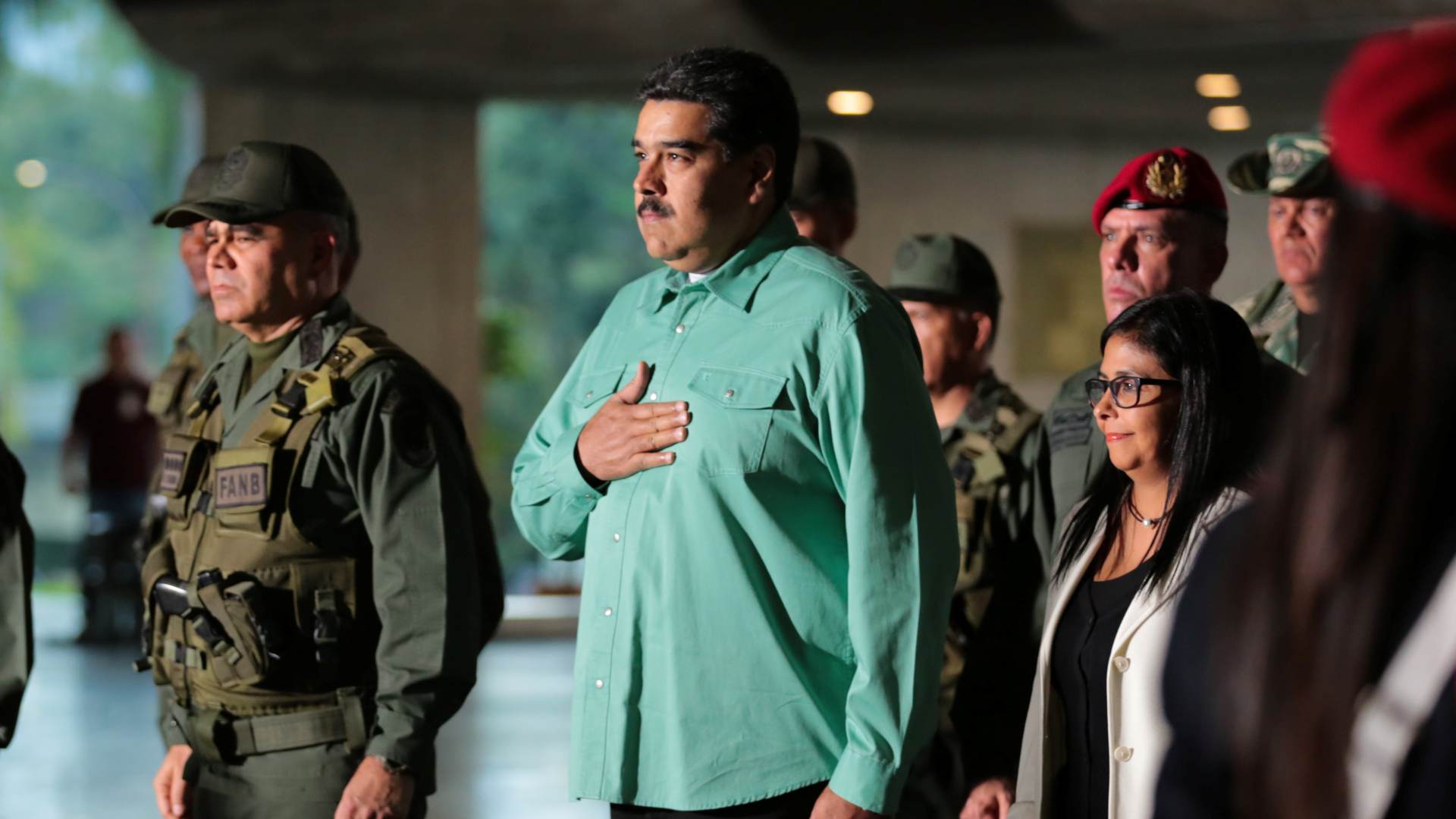 Maduro reta a Guaidó a convocar elecciones y declara la alerta militar en Venezuela