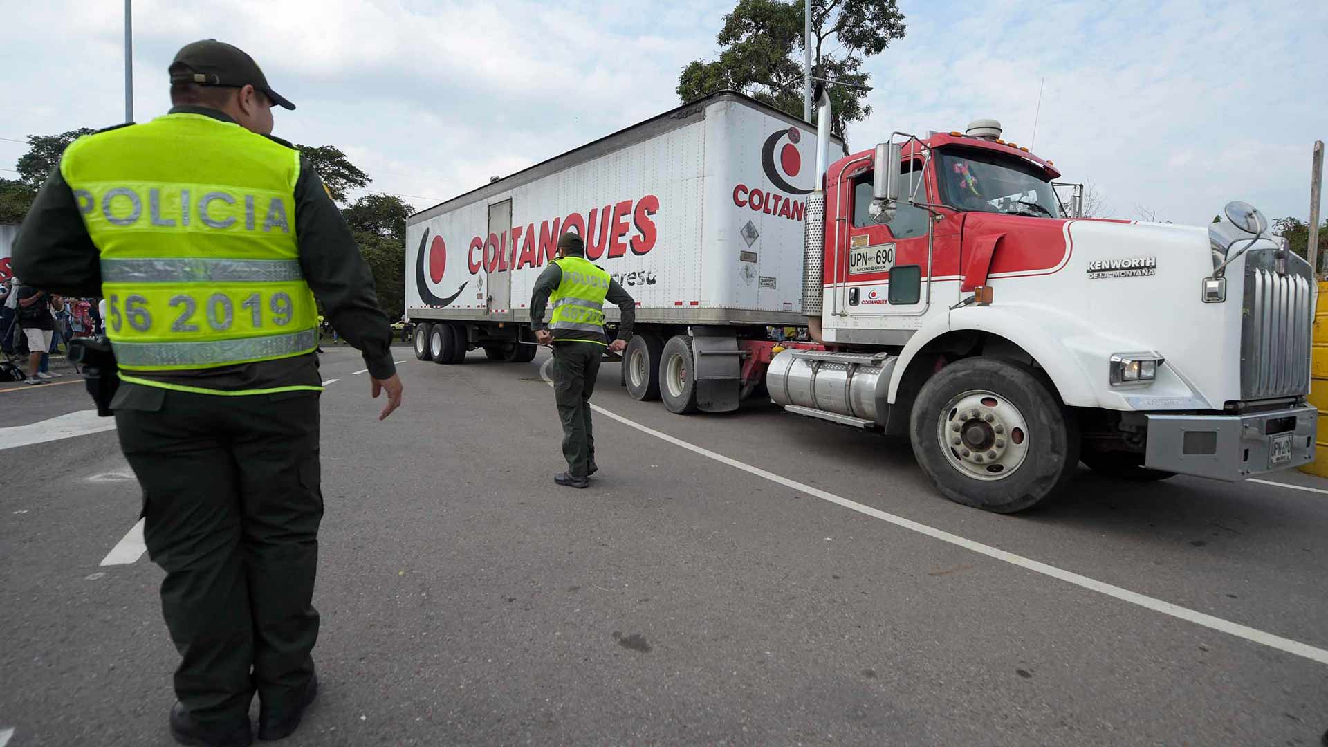 Más de 10 camiones con ayuda humanitaria para Venezuela llegan a la frontera con Colombia
