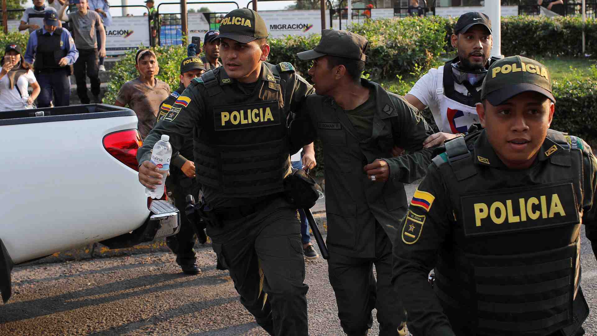 Más de 320 miembros de la fuerza armada venezolana han desertado en las últimas horas