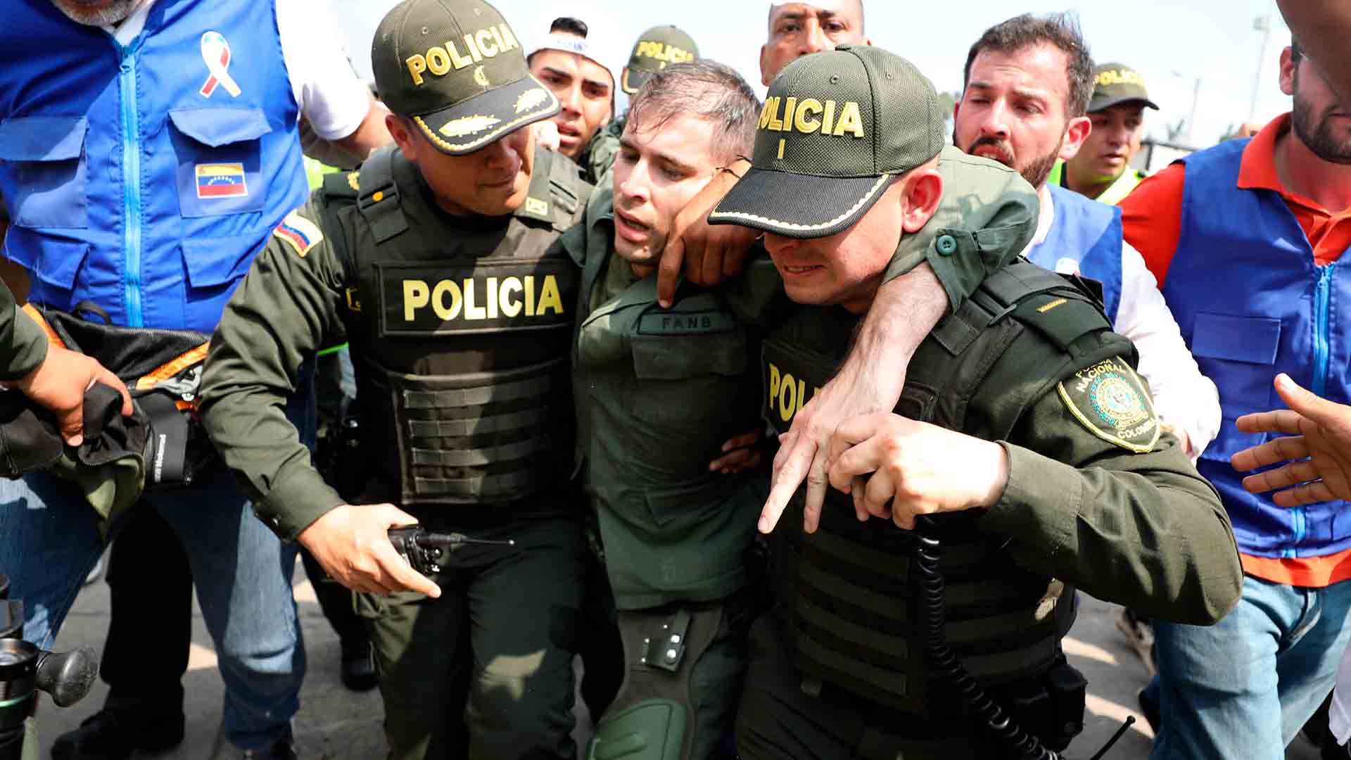 Más de 400 deserciones en Venezuela, un revés para Maduro insuficiente para Guaidó
