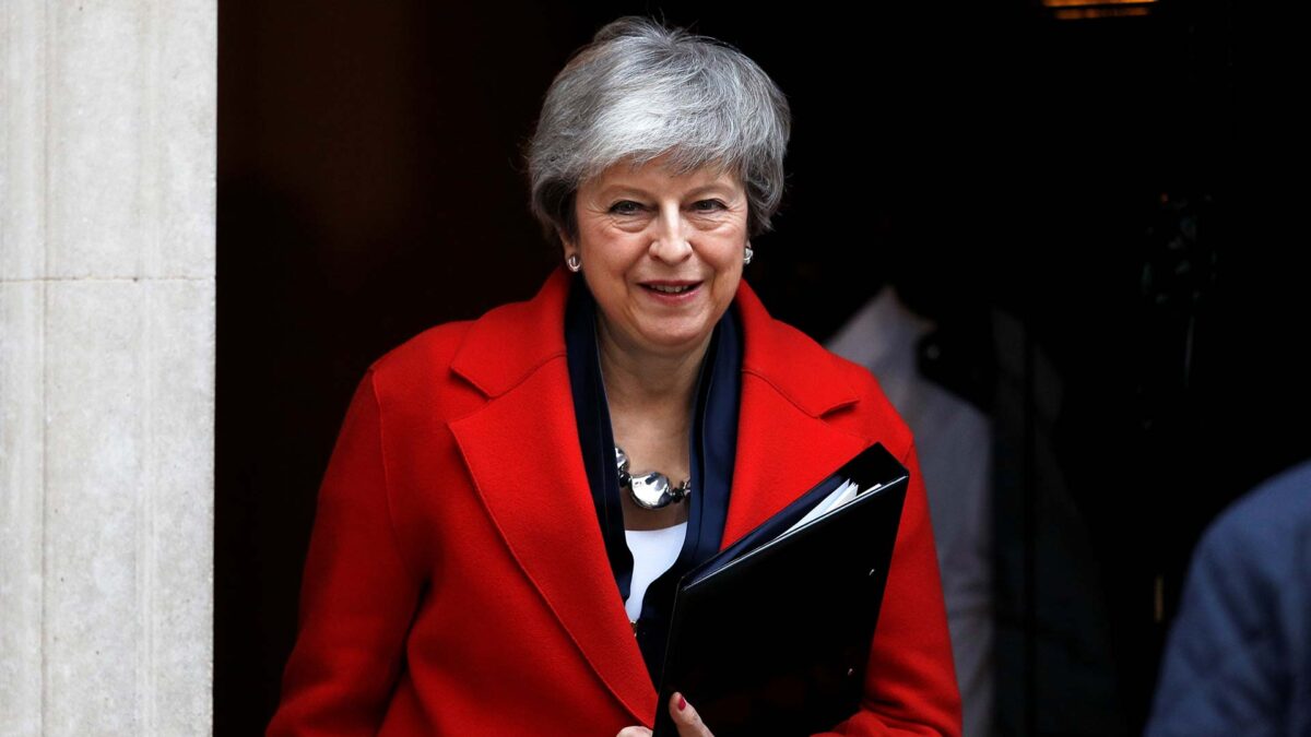 May cede y anuncia que dejará al Parlamento decidir si aplaza el Brexit