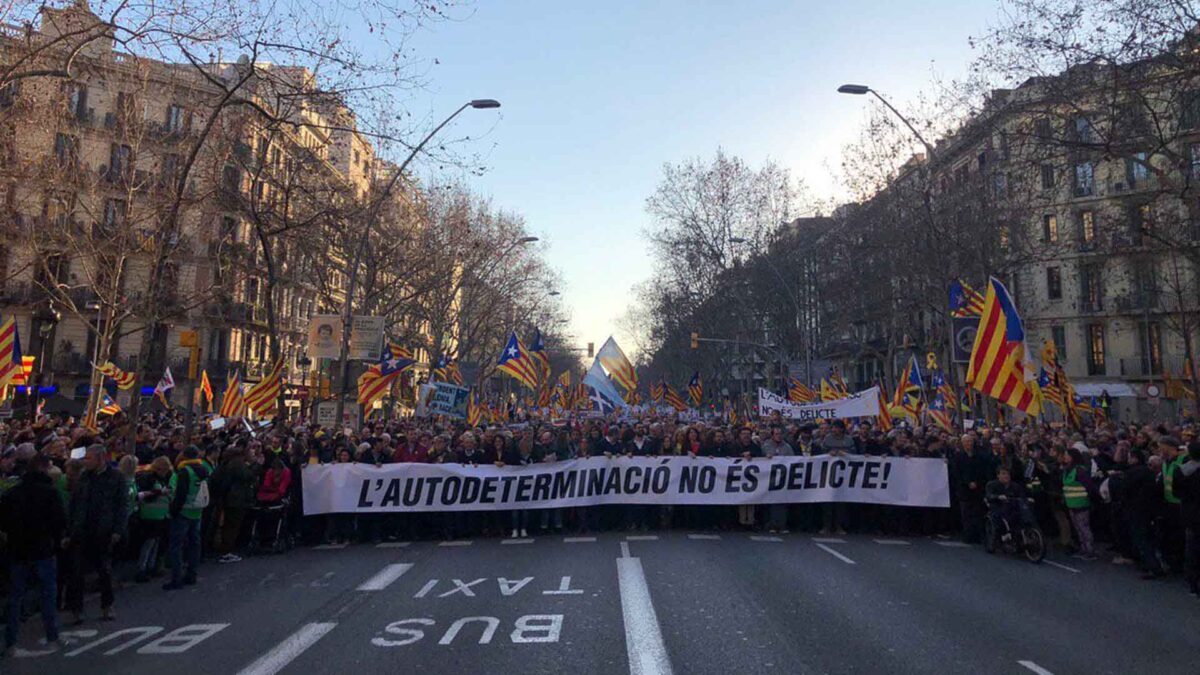 Miles de manifestantes marchan en Barcelona contra el juicio del procés