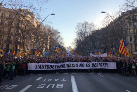 Miles de manifestantes marchan en Barcelona contra el juicio del procés