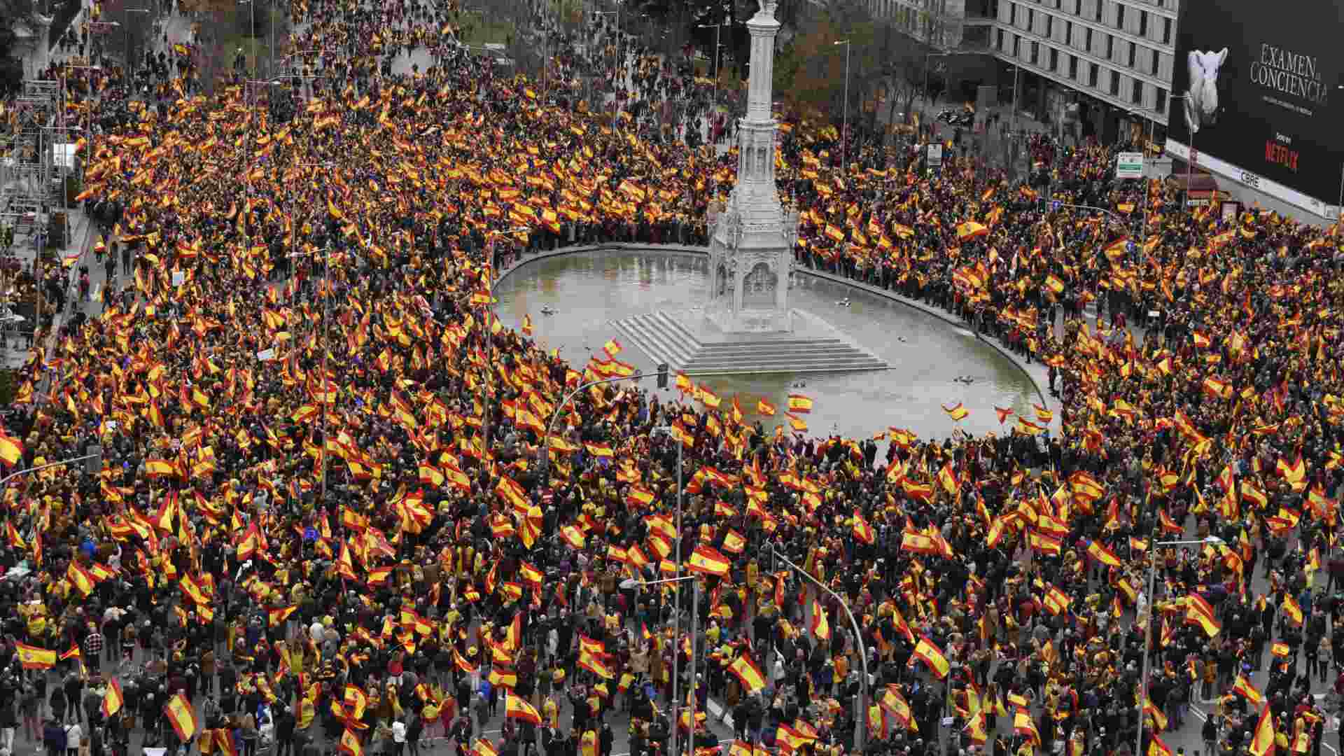 Miles de personas se manifiestan en Madrid contra Sánchez y “por una España unida”