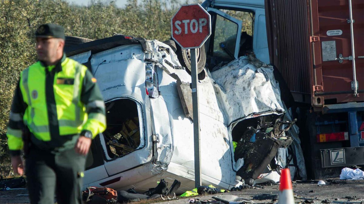 Mueren cinco personas tras chocar un camión y un turismo en la localidad sevillana de Utrera