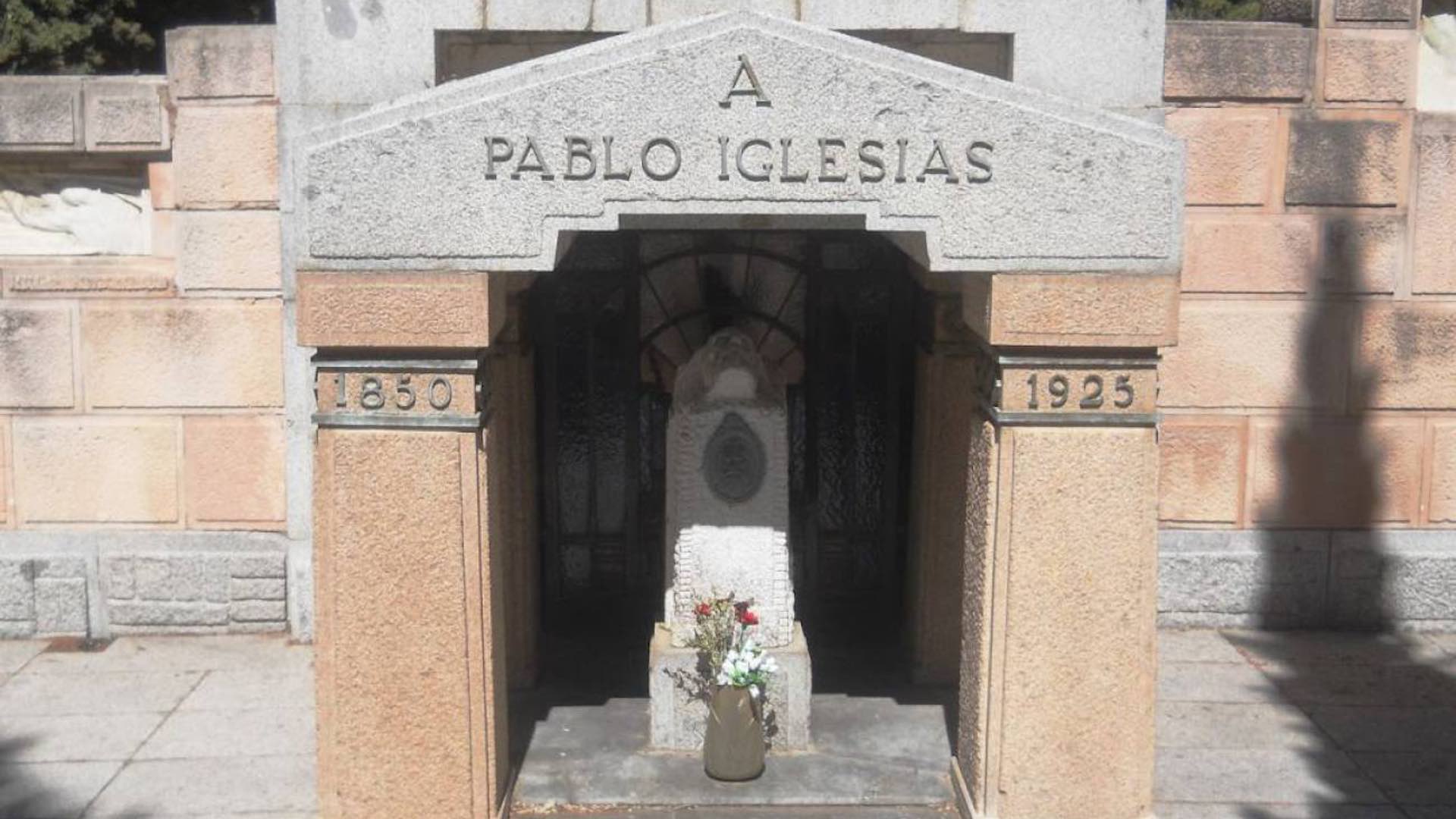 Profanadas las tumbas de Pablo Iglesias y La Pasionaria en el cementerio de la Almudena