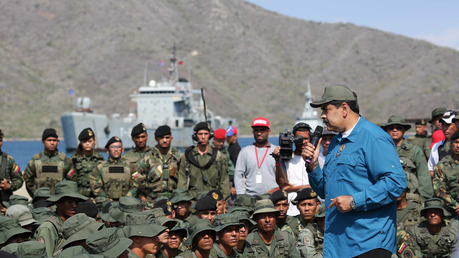 Un goteo de altos mandos militares abandona a Maduro