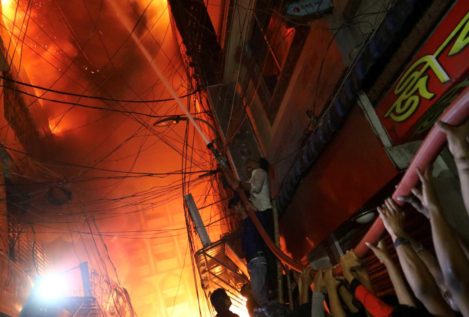 Un incendio en un barrio de la capital de Bangladesh causa al menos 70 muertos