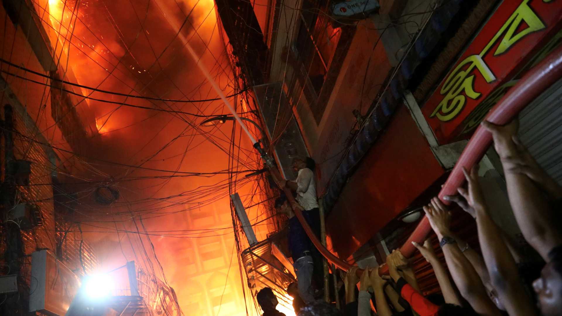 Un incendio en un barrio de la capital de Bangladesh causa al menos 70 muertos
