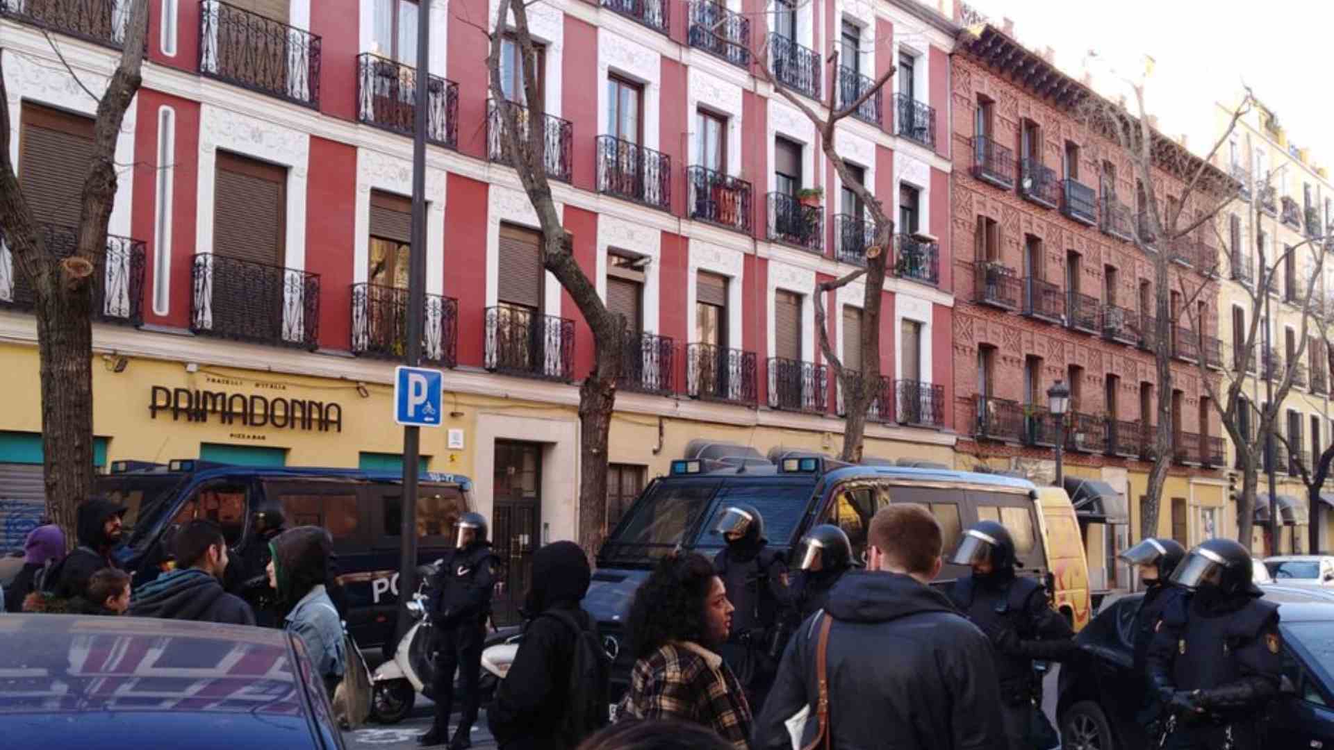Varias personas detenidas al tratar de impedir el desahucio de cuatro familias en Madrid