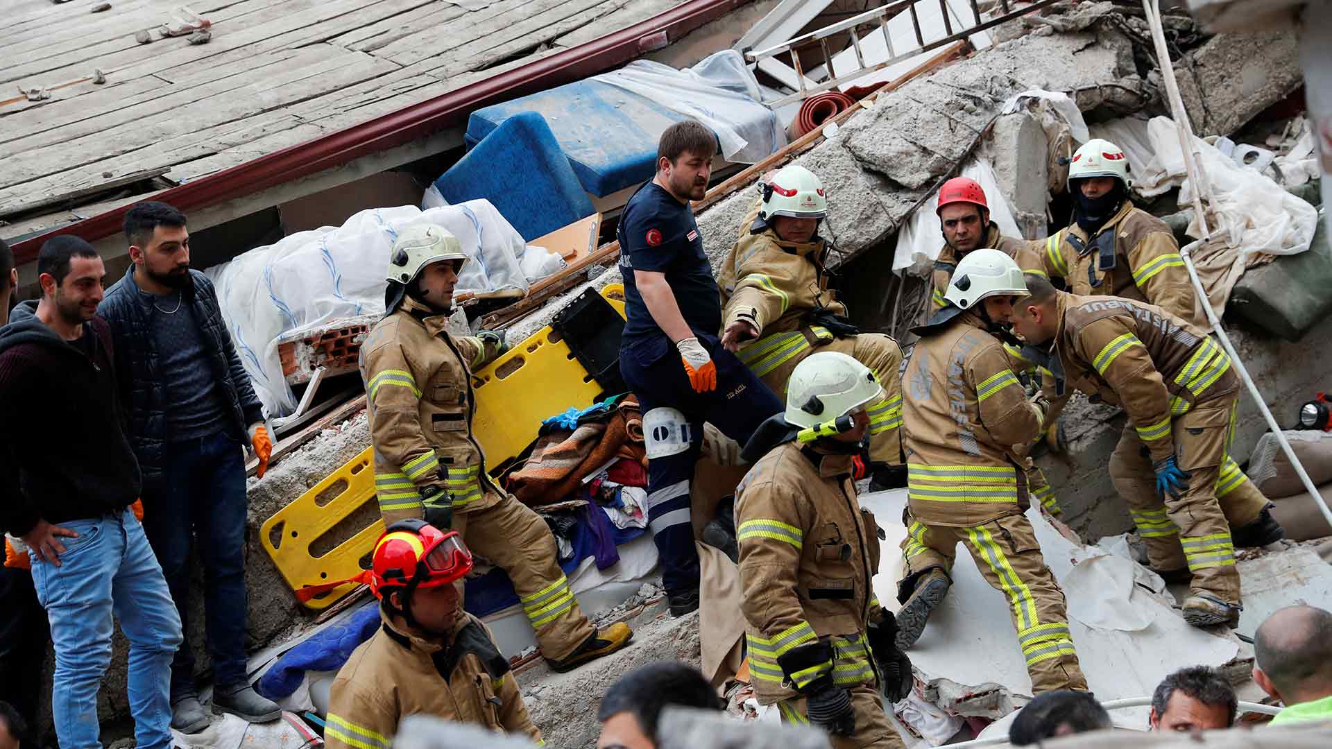Al menos dos muertos y seis heridos al derrumbarse un edificio en Estambul