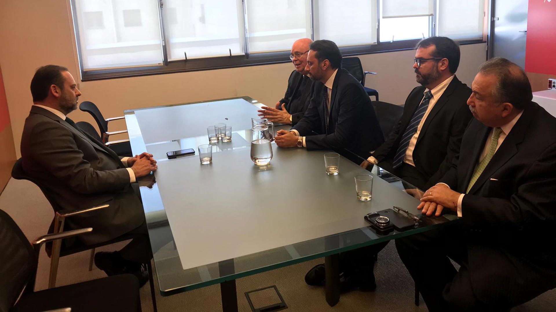 Ábalos se reúne con varios embajadores de Guaidó para discutir su oficialización