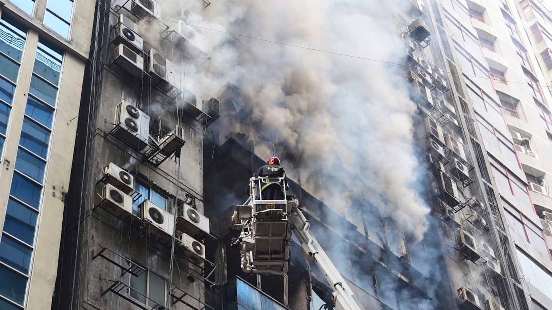 Al menos 19 muertos en el incendio de un edificio de oficinas en Bangladesh