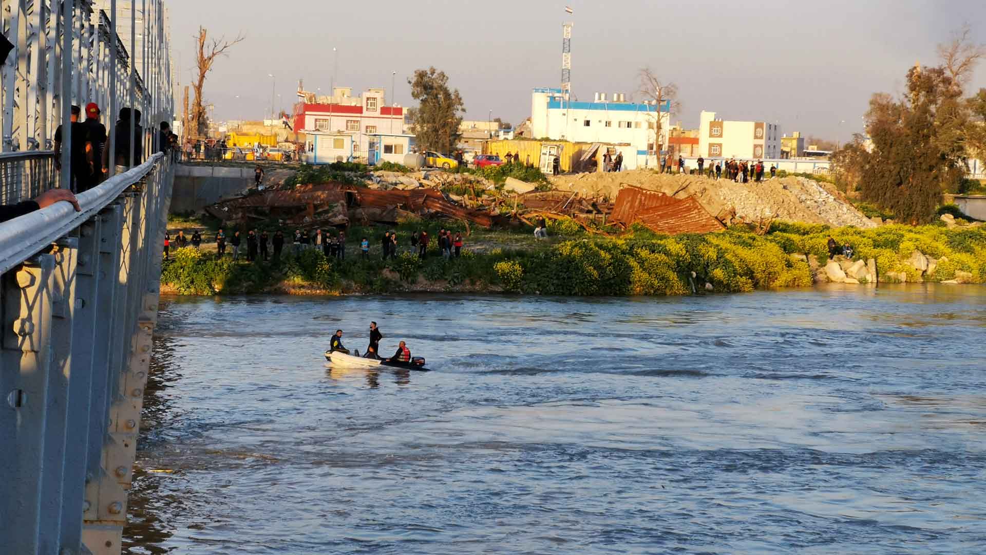 Al menos 70 personas mueren en el naufragio de un ferri en Mosul