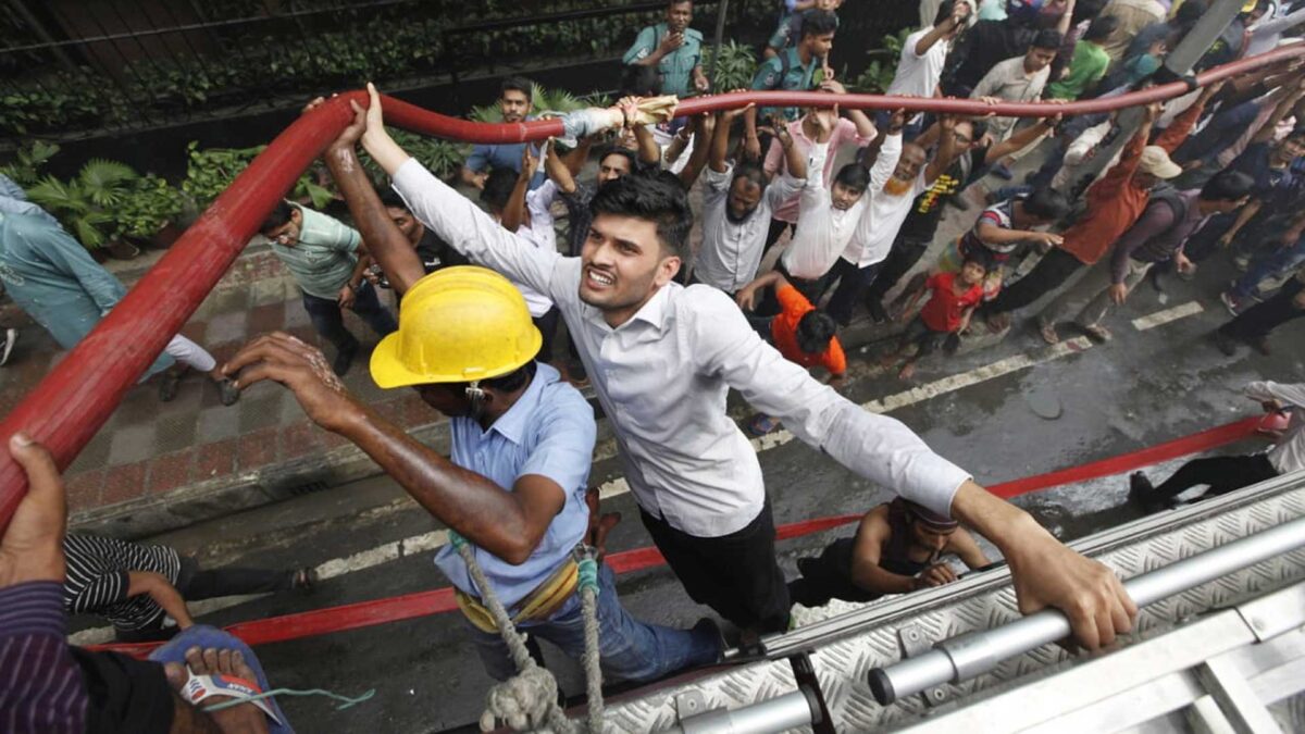 Aumentan a 25 los muertos en el incendio de un rascacielos en Bangladesh