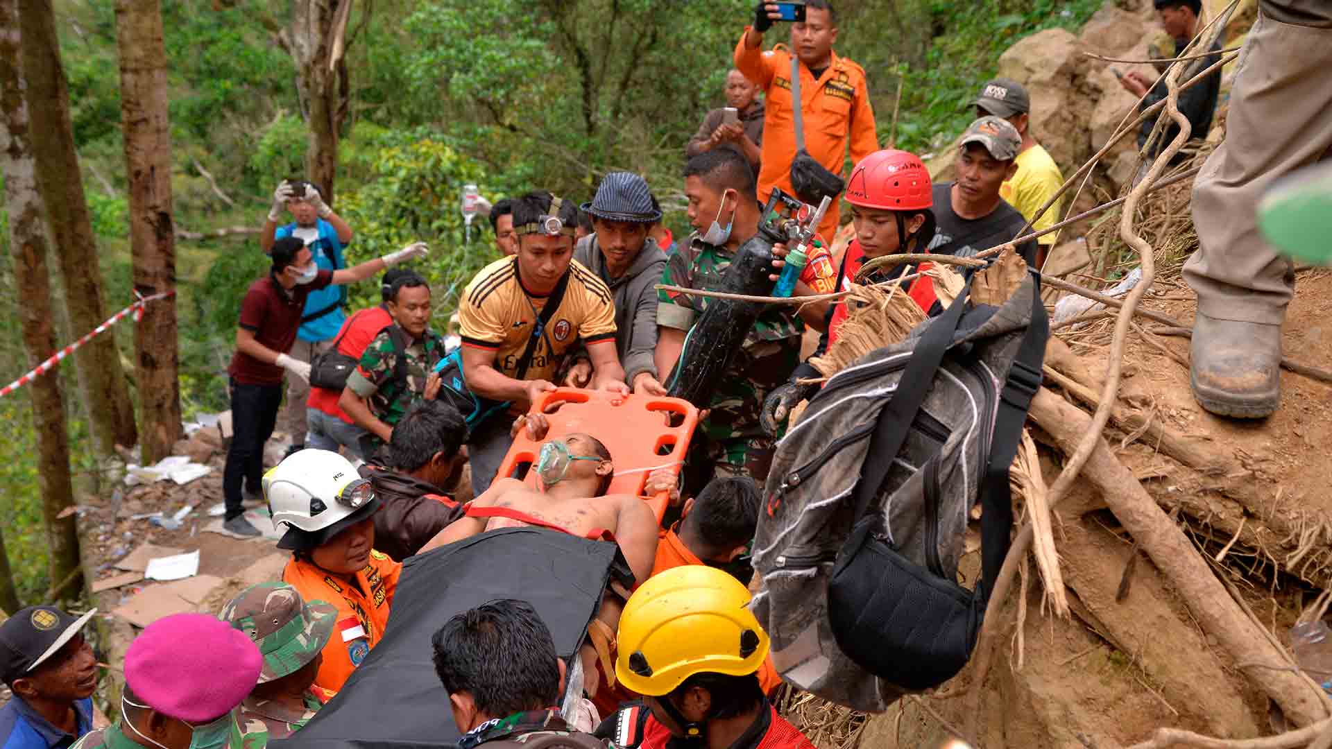 Aumentan a 89 los muertos por las inundaciones en Indonesia