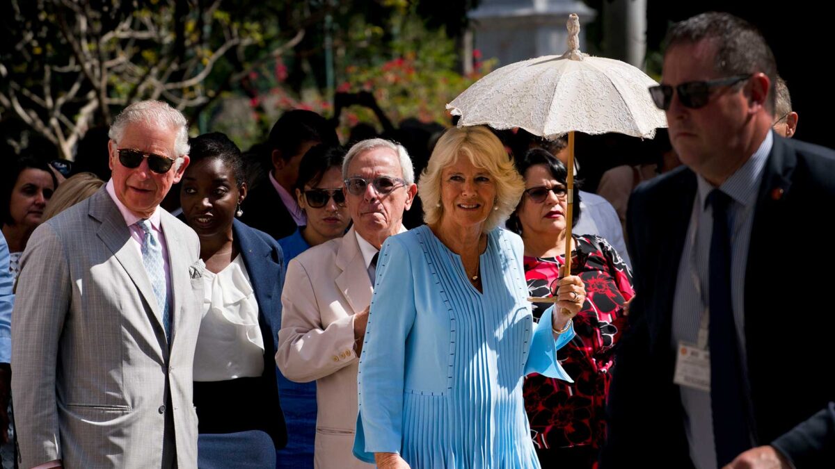 Carlos de Inglaterra y su esposa recorren La Habana durante su viaje oficial a Cuba